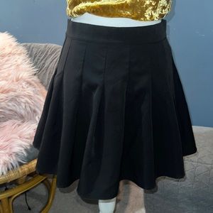 Romwe size M side zip black pleated skirt gently worn condition